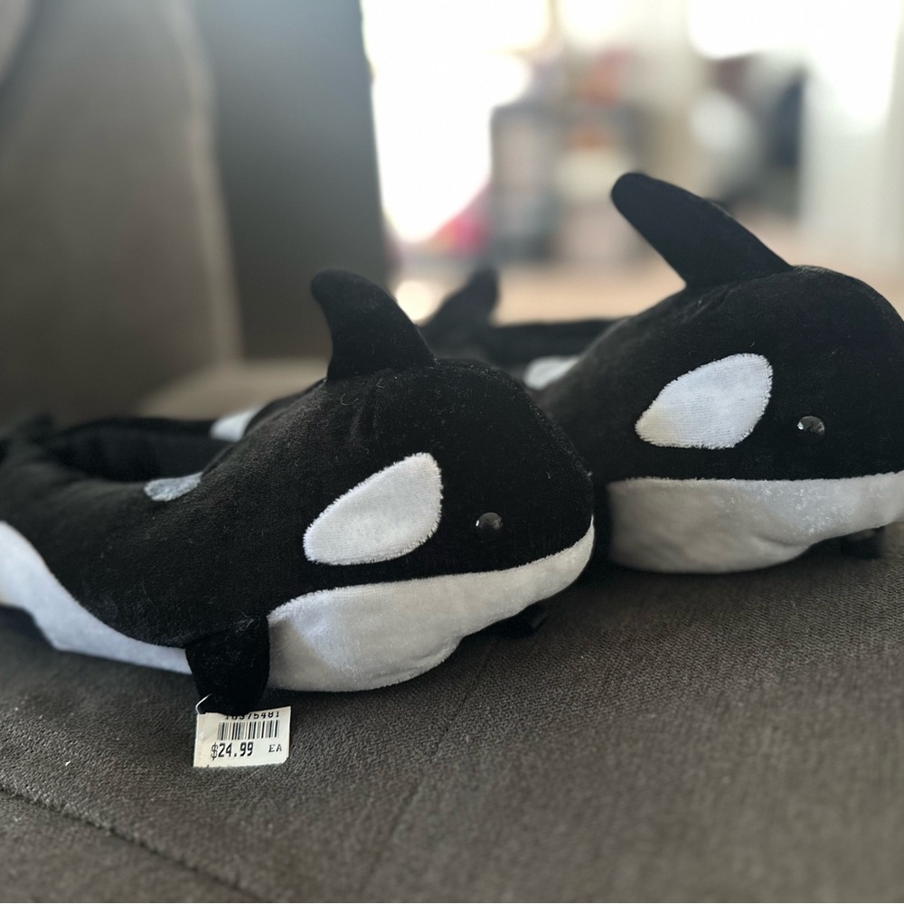 🐳 SeaWorld Shamu kid’s slippers - size L/XL - New w/Tag